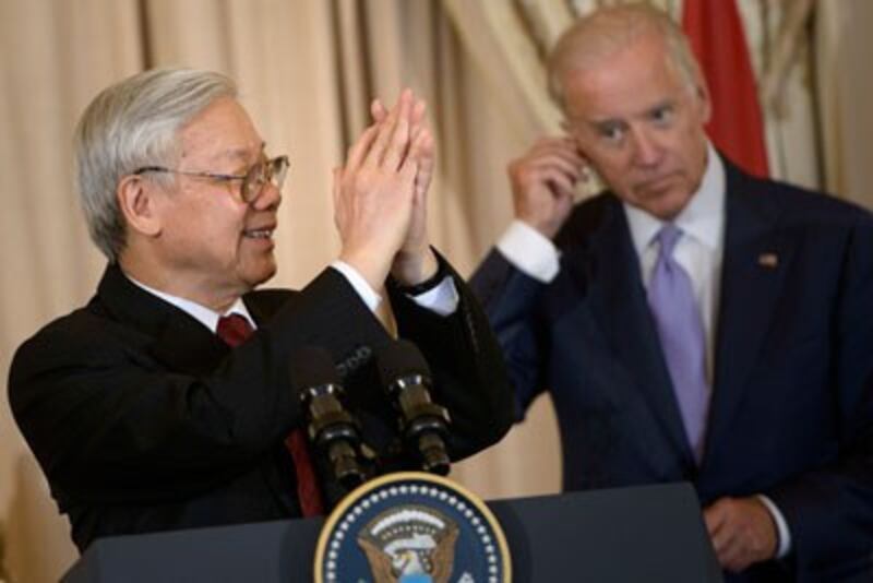 Tổng Bí thư Nguyễn Phú Trọng phát biểu trước bữa ăn với Phó Tổng thống Mỹ Joe Biden tại Bộ Ngoại giao Hoa Kỳ vào ngày 07 Tháng Bảy 2015 tại Washington, DC