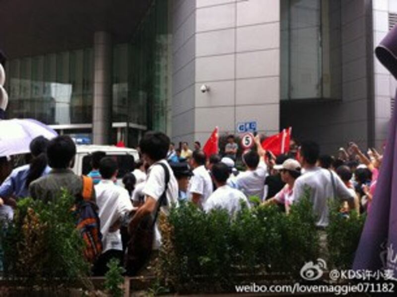 图片: 上海南京东路一家百货公司门口,示威者举行反日游行。 (新浪微博/记者乔龙)