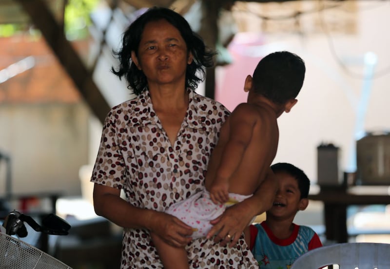 ពលរដ្ឋនៅភូមិព្រៃស្លា ឃុំព្រៃព្នៅ ស្រុកពារាំង ខេត្តព្រៃវែង ដែលនៅមើលថែចៅ ព្រោះឪពុកម្ដាយកុមារទាំងនោះធ្វើចំណាកស្រុកទៅប្រទេសថៃ។ រូបថតថ្ងៃទី១៨ ខែមិថុនា ឆ្នាំ២០១៦