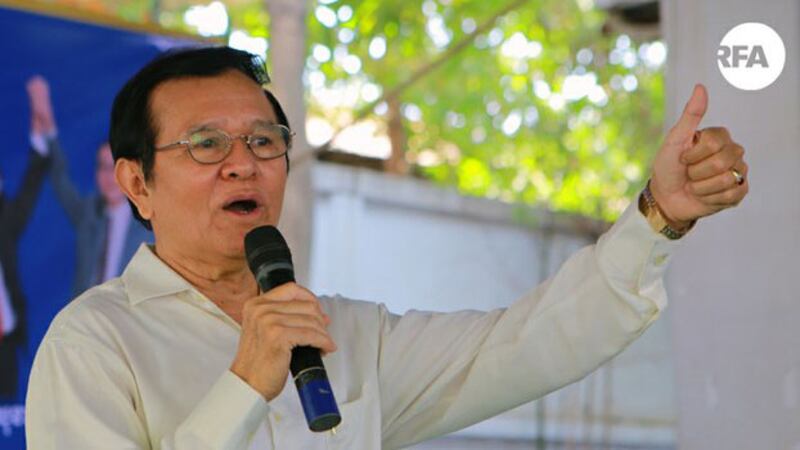 ប្រធាន​គណបក្ស​សង្គ្រោះ​ជាតិ លោក កឹម សុខា ថ្លែង​ទៅ​កាន់​សមាជិក​ក្រុមប្រឹក្សា​ឃុំ-​សង្កាត់ និង​ក្រុម​អ្នក​ឃោសនា ​នា​ទីស្នាក់ការ​សង្កាត់​ចាក់អង្រែលើ កាល​ពី​ព្រឹក​ថ្ងៃ​ទី​១៤ ខែ​មីនា ឆ្នាំ​២០១៧។ RFA