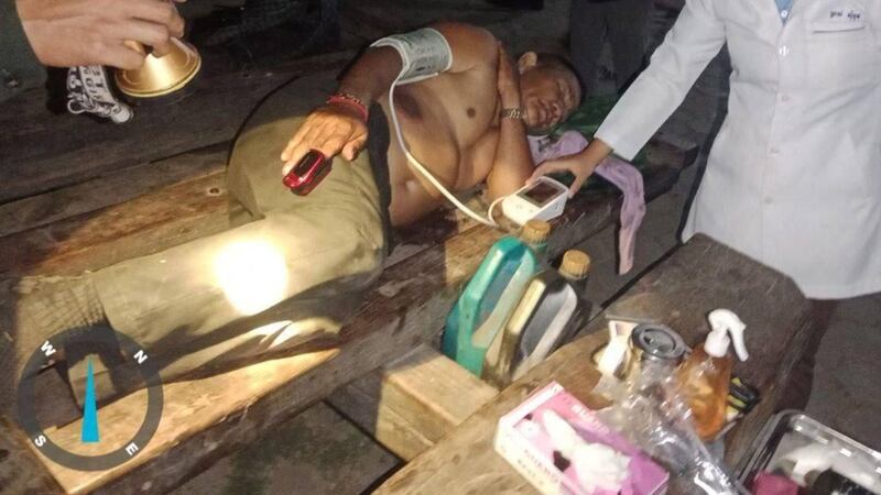 Chhoeurng_Chhoeng_being_saved_by_doctor_120424_LICADHO.jpg