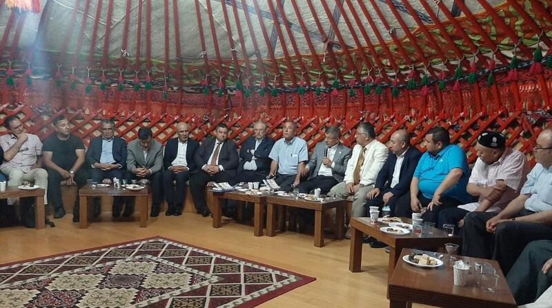 «كېلەچەك» پارتىيەسىنىڭ ئورۇنلاشتۇرۇشى بىلەن ئۆتكۈزۈلگەن ئۇچرىشىشتا تۈركىيە «كېلەچەك» پارتىيەسىنىڭ رەئىسى ئەخمەت داۋۇتئوغلۇ ئەپەندى سۆز قىلماقتا. 2022-يىلى 19-ئىيۇن، تۈركىيە.