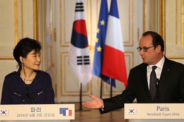 박근혜 대통령과 프랑수아 올랑드 프랑스 대통령이 3일 오후(현지시간) 파리 엘리제궁에서 연린 한-불 정상회담을 마친 뒤 공동기자회견을 하고 있다. 