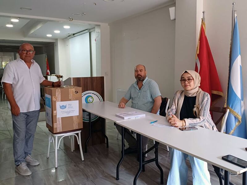 دۇنيا ئۇيغۇر قۇرۇلتىيى ۋەخپىسىنىڭ ئىشخانىسىدا ۋەكىل سايلىمى. 2024-يىلى 27-ئىيۇل، ئىستانبۇل