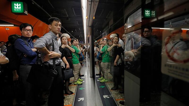 2019年7月30日,香港民众堵塞地铁,相关线路的列车也受到影响。(美联社)
