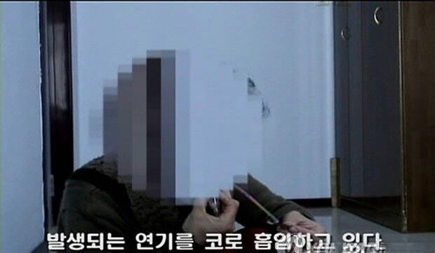 탈북자단체인 `NK지식인연대'가 북한 주민으로부터 확보해 공개한 히로뽕 흡입하는 북한 주민의 동영상. 북한 주민 한명이 히로뽕으로 추정되는 하얀 물질을 불에 태우고 연기를 들이마시고 있다.