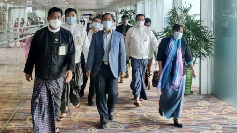 ICJ တရားရုံး အမိန့်ဖတ်ကြားပွဲ တက်ရောက်ရန် နယ်သာလန်နိုင်ငံကိုသွားမည့် မြန်မာကိုယ်စားလှယ်အဖွဲ့အား ၂၀၂၂ ခုနှစ်၊ ဇူလိုင်လ ၂၀ ရက်နေ့တွင် ရန်ကုန်လေဆိပ်မှာ တွေ့ရစဥ် (Photo: MOFA)