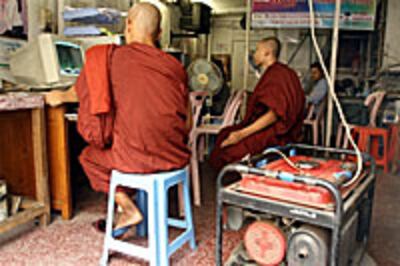 ရန်ကုန်္ဘမိြႚရြိ အင်တာနက် ကဖေးတခုတြင် လ္တွပ်စစ်မီးစက် ဂဵင်နရေတာူဖင့် ကြန်ပဵတြာ အင်တာနက် အသုံးူပြနေသော သံဃာမဵား ူဖစ်ပၝသည်။ ူမန်မာိံိုင်ငံမြာ အင်တာနက် သုံးစြဲသူပေၝင်း သုံးသိန်းအထိ ရြိလ္ဘာပီဟု စစ်အစိုးရက ထုတ်ဖော် ေူပာဆိုထားပၝသည်။ (Photo: AFP)