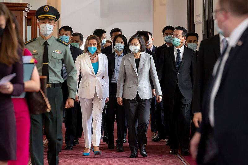 2022 年 8 月 3 日，美国众议院议长佩洛西抵达台湾，与和台湾总统蔡英文会面。（美联社）