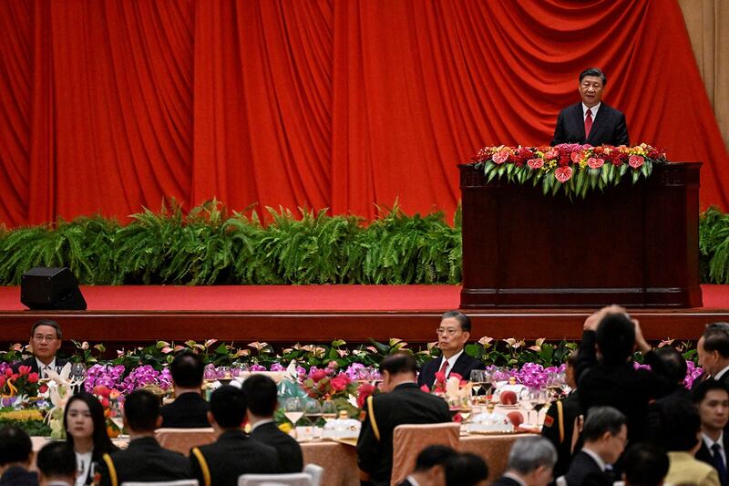 2023年9月28日，中华人民共和国74周年国庆节前夕，中国国家主席习近平在人民大会堂举行的招待晚宴上发表讲话。（路透社）