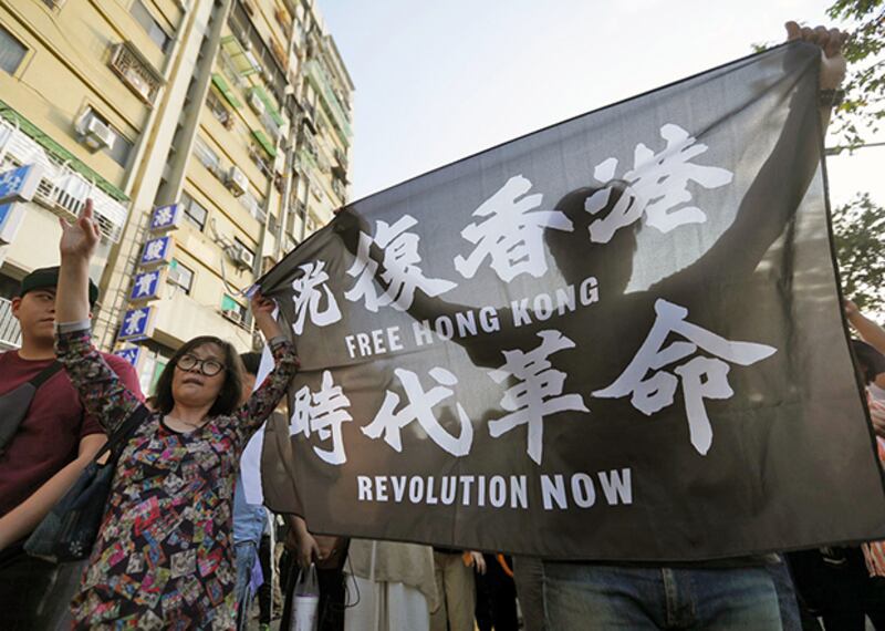 2019年12月21日，不少居住台灣港人和學生，手持撐香港標語參加罷免韓國瑜遊行。(Wecare提供)