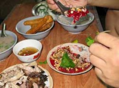 Tiết canh là một trong những món ăn làm lây bệnh liên cầu lợn. Photo courtesy of skds.vn