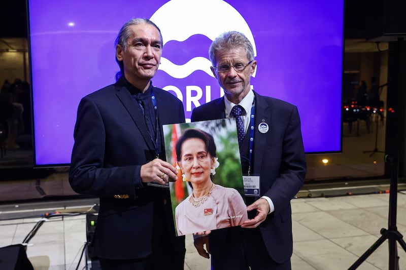 ၂၀၂၆ အောက်တိုဘာ ၁၁ ရက်နေ့က ချက်သမ္မတနိုင်ငံ ပရာ့ဂ်မြို့တော် အခြေစိုက် Forum 2000 အဖွဲ့က ရဲစွမ်းသတ္တိနဲ့ တာဝန်ယူမှုဆိုင်ရာ နိုင်ငံတကာဆု ချီးမြှင့်ပွဲကို တက်ရောက်လာသည့် ကိုထိန်လင်း ခေါ် ကင်အဲရစ် (Kim Airs) အား Forum 2000 အမှုဆောင်ဒါရိုက်တာ ယာကွဗ် ကလက်ပယ် (Jakub Klepal)နဲ့အတူ တွေ့ရစဥ်။