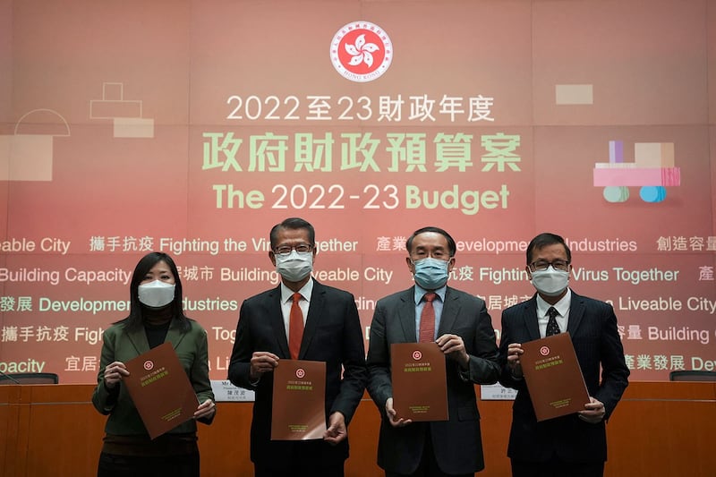 2022年2月23日,港府公布最新一份财政预算案。 (法新社)