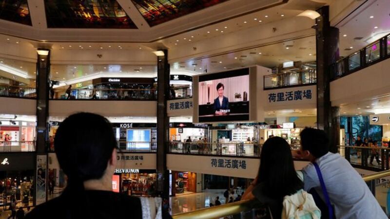 2019年9月4日，香港市民在一购物中心观看特首林郑月娥宣布撤回修订逃犯条例的电视讲话。（路透社）