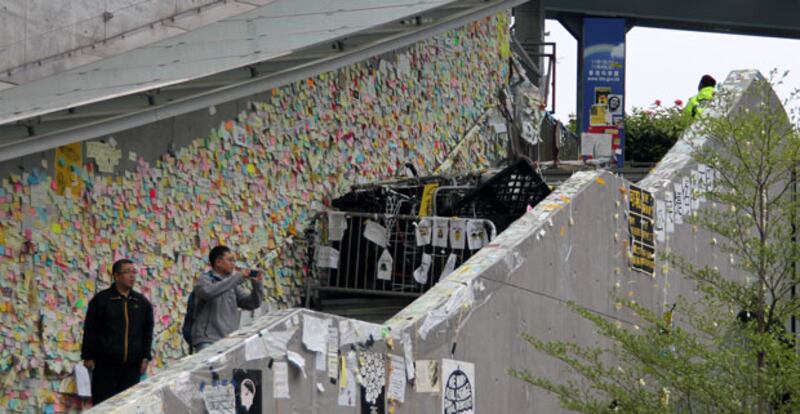 香港金鐘通往政府總部的天橋上，被示威者用雜物堵塞。（粵語部文宇晴攝）