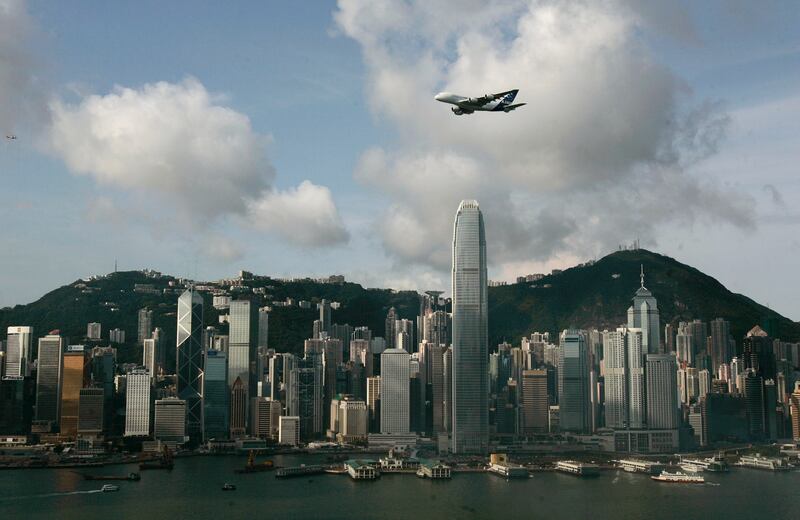 2007年「空中巨無霸」A380,曾一度在「國金」旁的維港空中飛過,場面震撼。(路透社)