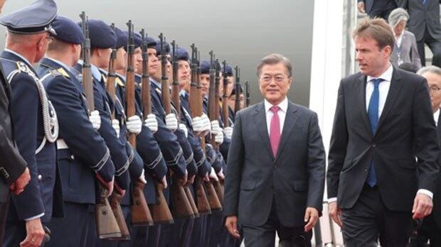 G20 정상회의 참석 등을 위해 독일을 방문한 문재인 대통령과 부인 김정숙 여사가 5일 오전(현지시간) 베를린 테겔 공항에 도착해 이경수 주 독일대사, 폰 슈트라우젠부르크 의전 차장 등 마중 나온 인사들의 영접을 받으며 사열받고 있다. 