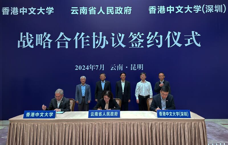 段崇智（後排左二）前往昆明訪問，缺席校董會校徽風波會議。港中文由副校長（策略發展）陳偉儀教授（前排左一）代表簽署「三方戰略合作協議」。（香港中文大學圖片）