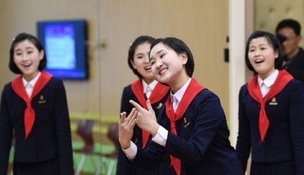 북한 노래신동들이 만경대학생소년궁전에서 대중가요 부르기 학습을 하고 있다.
