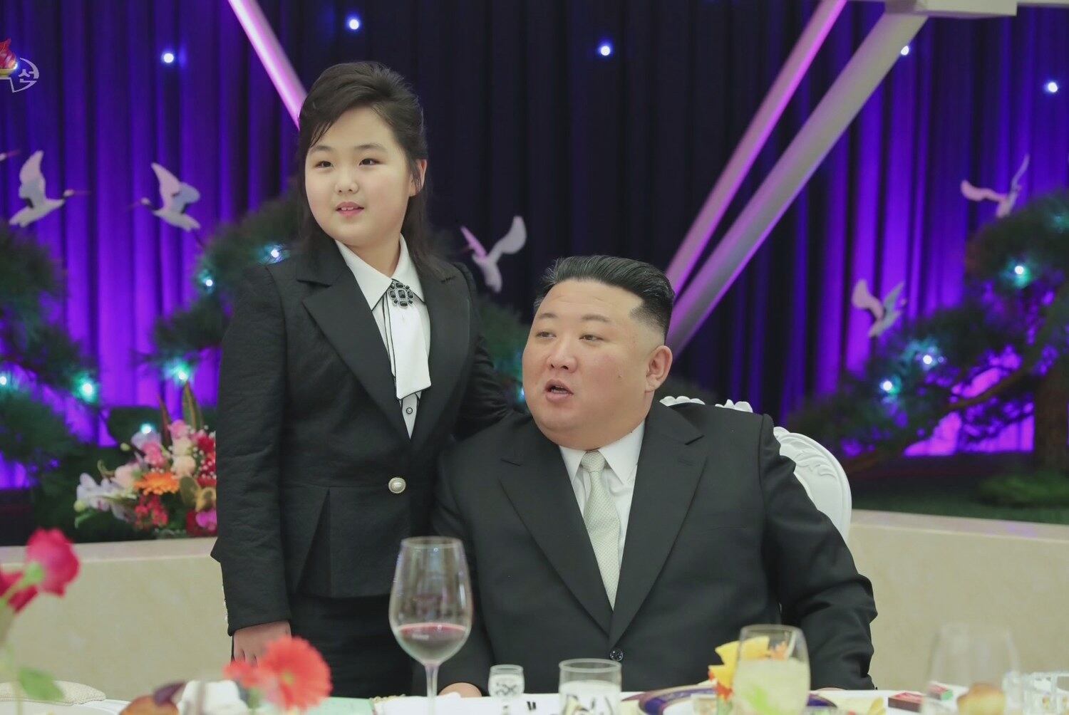 북한 김정은 국무위원장이 건군절(인민군 창건일)을 기념해 지난 7일 딸 김주애와 함께 인민군 장병들의 숙소를 방문했다고 조선중앙TV가 지난 8일 보도했다.