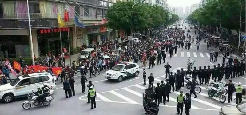 2015年4月12日，大批警察在河源市政府外的馬路中心戒備。（目擊者提供）