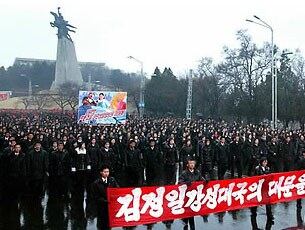3월 27일 선군청년총동원대회에서 채택된 호소문에 호응하는 청년학생들이 행진을 하고 있다.