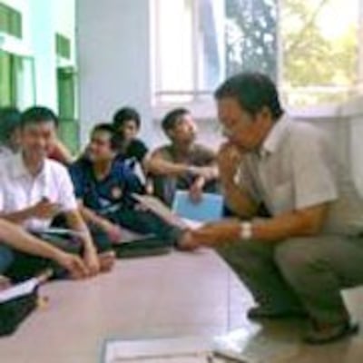 Giáo sư Phạm Minh Hoàng đang thảo luận với sinh viên