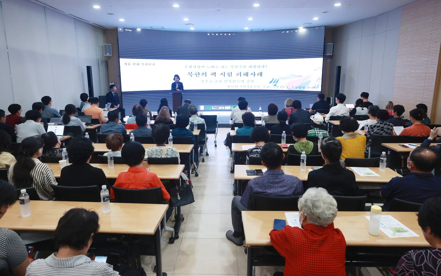 20일 오전 서울 종로구 센터포인트 광화문 빌딩에서 열린 북한 길주군 탈북민 핵실험 피해 사례 증언회에서 이신화 북한인권국제협력대사가 발언하고 있다.