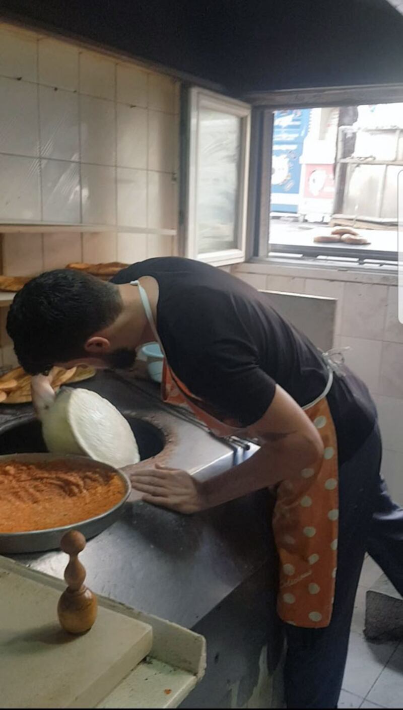 2022-يىلى ئىستانبۇلدا ناۋايلىققا شاگىرتلىققا كىرىپ، ئۇيغۇر تىلى ۋە ئۇيغۇر ناۋايلىقىنى ئۆگىنىۋاتقان لېئو مايە.2022-يىلى، ئىستانبۇل