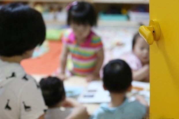 서울 금천구 한 가정어린이 집에서 어린이들이 수업하고 있다. 