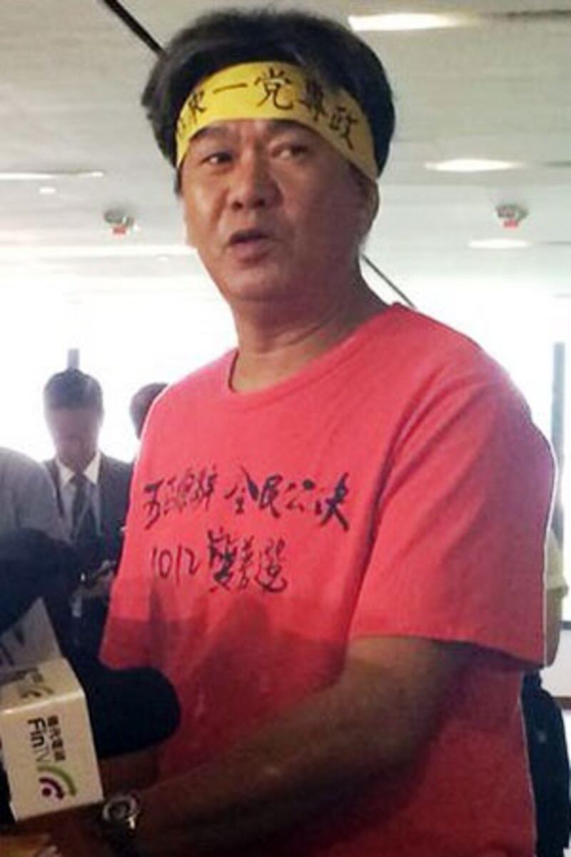 社民連主席梁國雄建議,泛民議員在政改方案公布後,應發動辭職變相公投。(資料圖片)