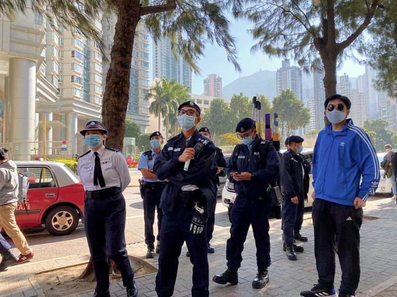 2020年12月28日,警員在法院外戒備,警告在場人士不要違反限聚令。(劉少風 攝)