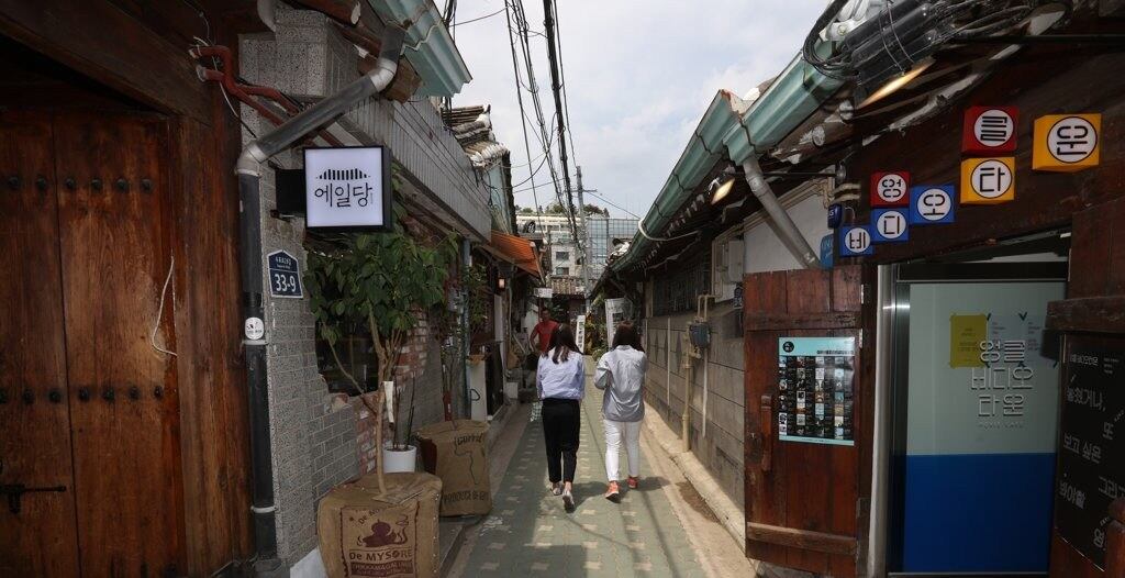 한옥 카페로 유명한 익선동 한옥마을.  익선동 한옥마을은 1920년대에 지은 한옥 주거단지로 서울에서 가장 오래된 한옥마을이다.