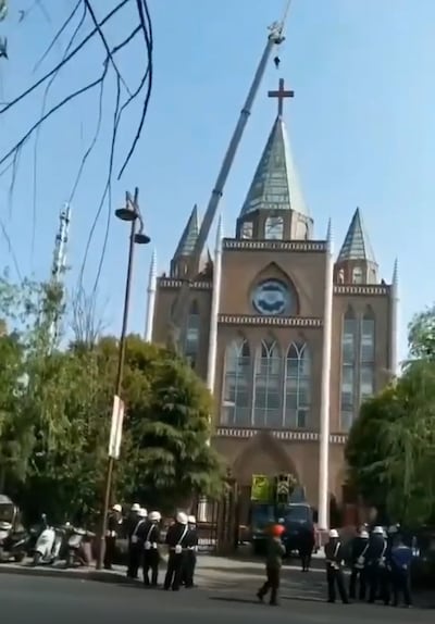 2020年4月15日，安徽省合肥市肥西三河教堂被強拆十字架。（「華人基督徒公義團契」影片截圖）
