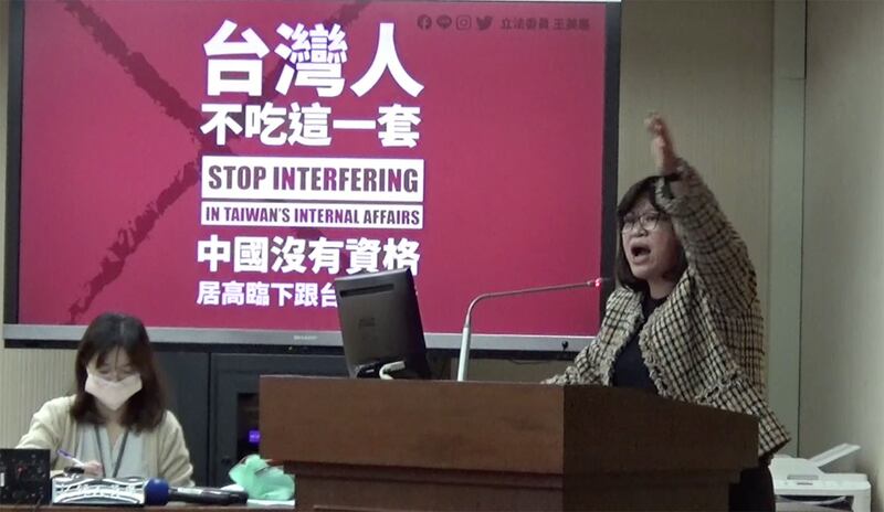民进党籍立委王美惠22日将杨洁篪“中国人不吃(美国)这一套”,改为“台湾人不吃(中共)这一套”,制成质询看板,反讽中共打压台湾得寸进尺。(记者夏小华摄)