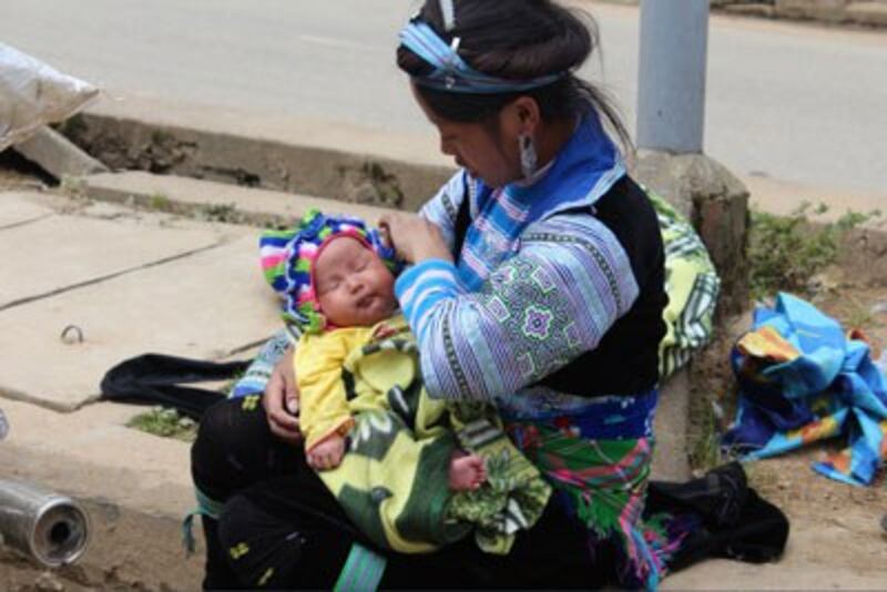Một người mẹ Dao Đỏ ở gần chợ Sapa. RFA PHOTO.