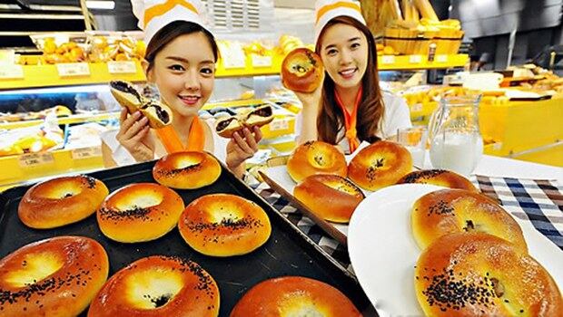 서울 홈플러스 영등포점에서 모델들이 '몽블랑제 정통단팥빵'을 선보이고 있다.  
