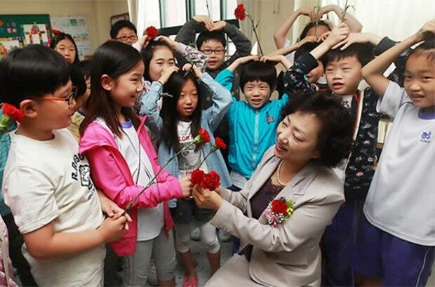 스승의날 서울 마포구 아현동 소의초등학교 3학년 1반 학생들이 담임선생님에게 카네이션을 달아주며 '선생님 사랑해요'를 외치고 있다.