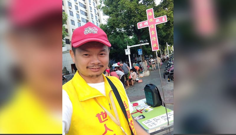 陈文胜在街上传福音（微信图片/对华援助新闻网）