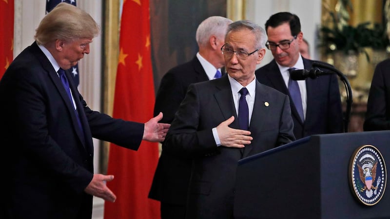 中方签约代表、国务院副总理刘鹤(右)和美国总统特朗普在2020年1月15日的签字仪式上。(美联社)