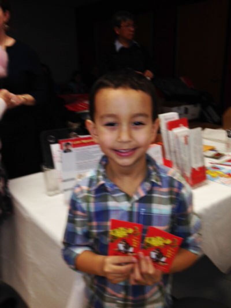 Bé Nathan và phong bao lì xì Tết tại Hội chợ Tết Ất Mùi ở Maryland hôm Chủ Nhật 9/2/2015. RFA PHOTO/Thanh Trúc.