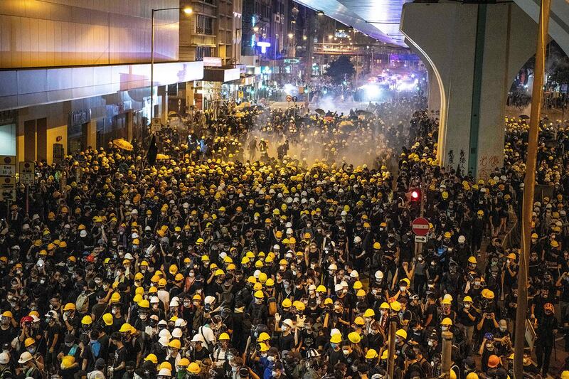 2019年7月21日,香港反送中大游行后,警方发射催泪瓦斯驱散示威者。(法新社)