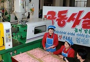 생활에 필요한 소비품을 생산하는 평양일용품공장의 여성 종업원들.