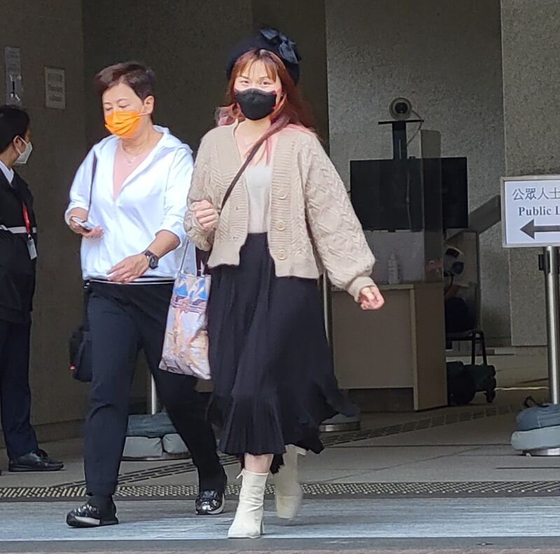  擬不認罪的17名被告中有11人獲准保釋，其中黃碧雲（右二）及楊雪盈（右一）步出法庭。（AC攝）