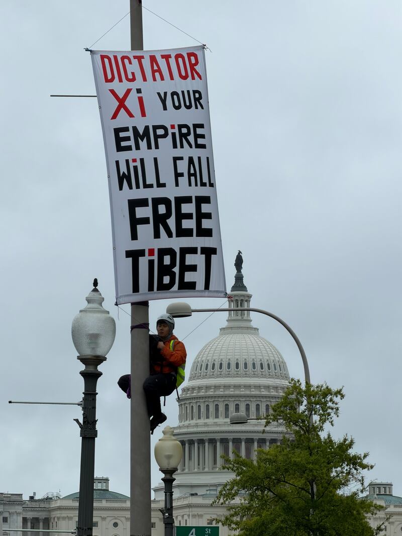 ཞི་ཅིན་ཕིང་ཨ་རིར་སྐྱོད་སྐབས་བོད་མི་༡༢༠༠ ཙམ་ཨ་རིའི་རྒྱལ་ས་ཝ་ཤིང་ཌོན་དུ་ངོ་རྒོལ་ལ་འཛོམས་འཆར།