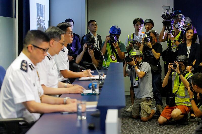 2019年6月13日,香港記者響應記協呼籲在警察記者會戴頭盔和身穿反光衣抗議。(路透社資料圖片)