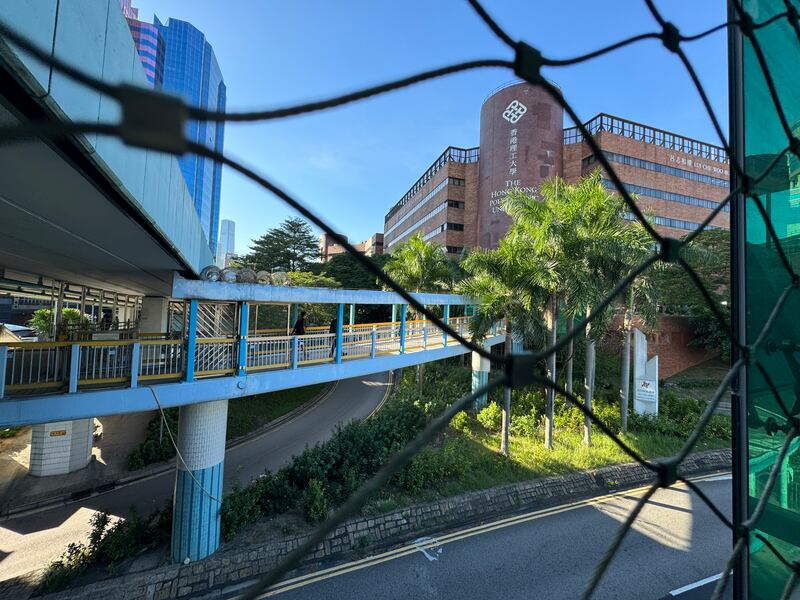理大回應指，容許公眾人士經訪客登記系統進入校園。（衛斯攝）