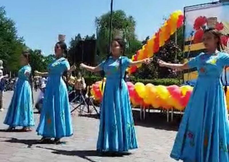 ناتسىستلار گېرمانىيەسىگە قارشى ئۇرۇشتا قۇربان بولغان قېرىنداشلىرىنى خاتىرىلەپ، خىزمەت كۆرسەتكەنلەرگە ھۆرمەت بىلدۈرۈپ ئۆتكۈزۈلگەن پائالىيەتتە بىشكەكتە يۇلتۇز ئانسامبىلى چىنە ئۇسسۇلى ئورۇندىماقتا. 2024-يىلى 9-ماي، بىشكەك.