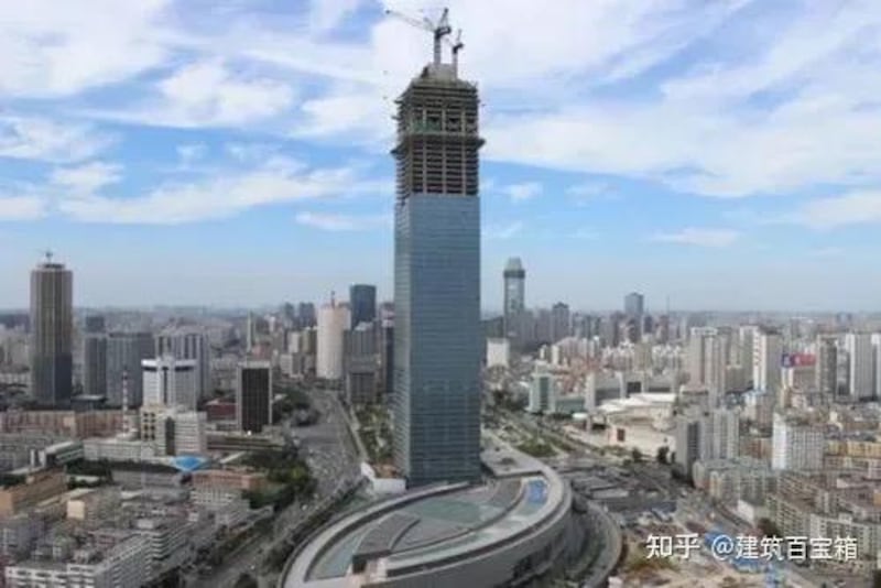 位於天津的「天津117大廈」,玻璃幕牆裝了三分之二後爛尾。(微博圖片)